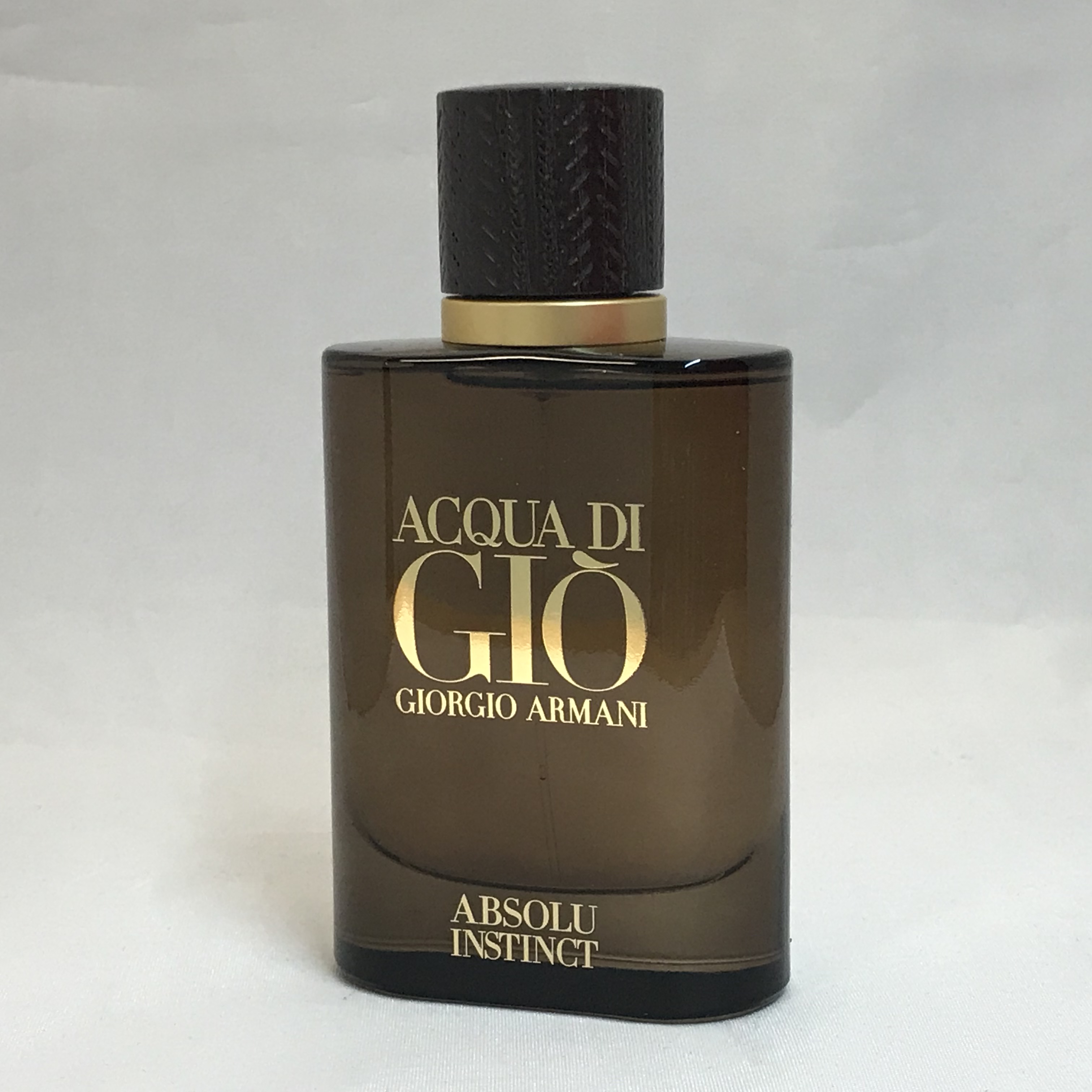 Acqua di gio absolu. Giorgio Armani acqua di gio Absolu черная упаковка. Aqua di gio коричневый. Армани инстинкт.