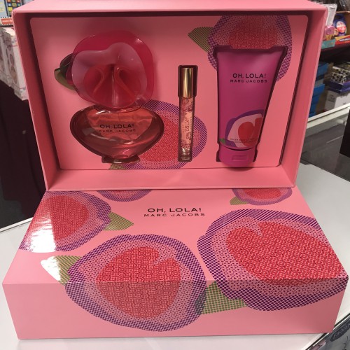 Oh, Lola! by Marc Jacobs 3PCs Women Set, 3.4 oz + 0.33 + 2.5 Body Lotion